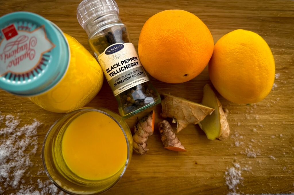 Umbes 4-5 portsjonit 1 kooritud apelsin 1 kooritud sidrun 5 cm kurkumijuurt (või 0,5-1 tl kurkumi pulbrit) 5 cm ingverijuurt 1 tl mett või agaavisiirupit näpuot